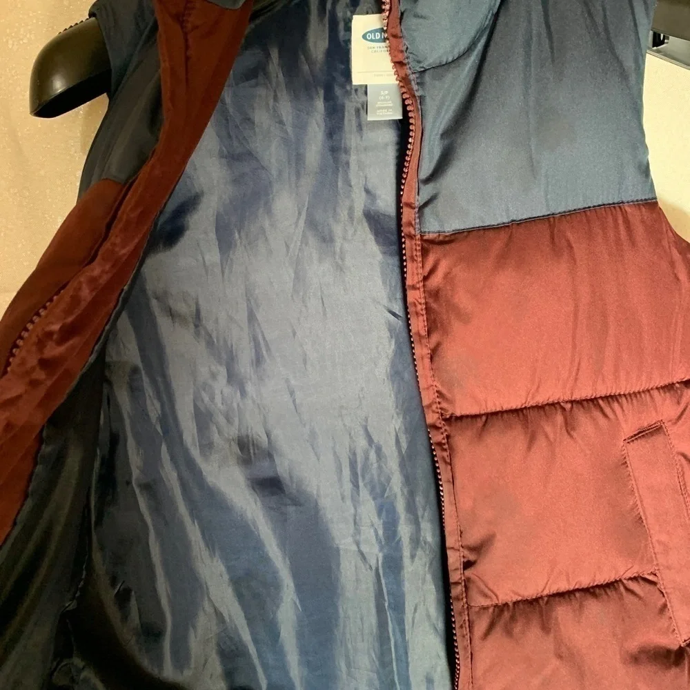 Old Navy boys puffs vest size small(6-7) blue and burgundy